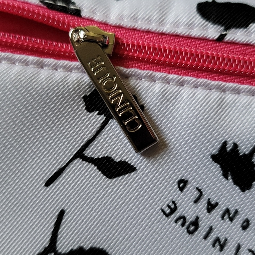 Clinique Bag New ~ FREE WITH ORDERS OVER 50$❤️ 4 LEFT 🛍❤️ - Picture 3 of 5
